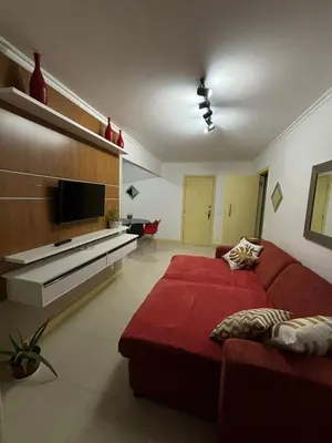 Uma televisão e/ou sistema de entretenimento em Apartamento quadra mar, 1 dos quartos com ar-condicionado , Barra Sul