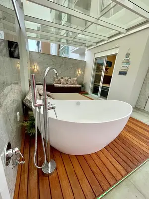 Uma casa de banho em Apartamento Exclusivo a 600m da Praia de Palmas Piscina Banheira de Imersão aquecida rede
