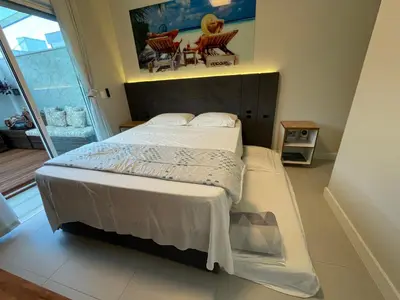 Uma cama ou camas num quarto em Apartamento Exclusivo a 600m da Praia de Palmas Piscina Banheira de Imersão aquecida rede