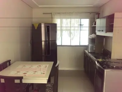A cozinha ou kitchenette de Casa segundo piso acomoda até 6 pessoas