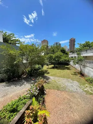 Um jardim no exterior de Casa espaçosa a 100m do mar