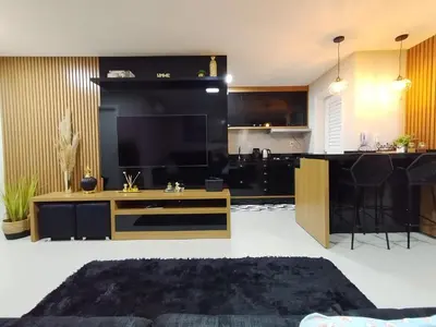 Uma televisão e/ou sistema de entretenimento em Apartamento Meia Praia