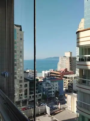 Uma vista do mar geral ou uma vista do mar a partir do apartamento
