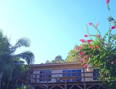 Um jardim no exterior de Casa Sunset, com vista Mares dos Ganchos, Governador Celso Ramos