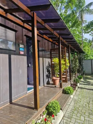 Um jardim no exterior de Pousada Encantos do Estaleiro