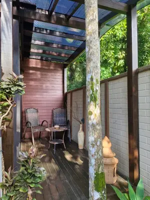 Um jardim no exterior de Pousada Encantos do Estaleiro