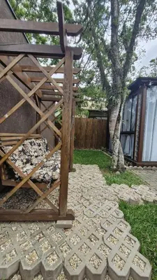 Um jardim no exterior de Pousada Encantos do Estaleiro