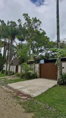 Um jardim no exterior de Pousada Encantos do Estaleiro