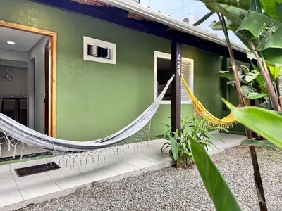 Um jardim no exterior de Casa La Mar - Piscina Privativa a 5 Minutos da Praia de Bombas – Perfeita para Grandes Grupos