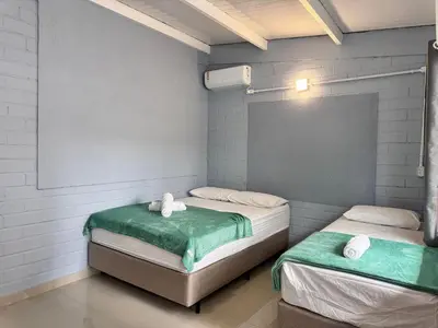 Uma cama ou camas num quarto em Casa La Mar - Piscina Privativa a 5 Minutos da Praia de Bombas – Perfeita para Grandes Grupos