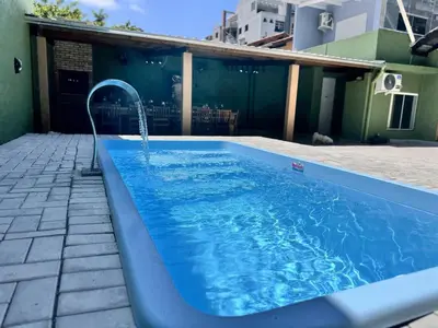 A piscina em ou perto de Casa La Mar - Piscina Privativa a 5 Minutos da Praia de Bombas – Perfeita para Grandes Grupos