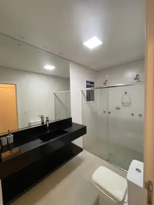 Uma casa de banho em Apto próx mar Meia Praia