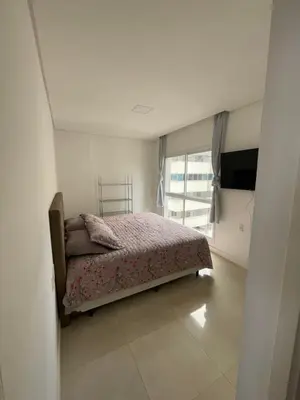 Uma cama ou camas num quarto em Apto próx mar Meia Praia