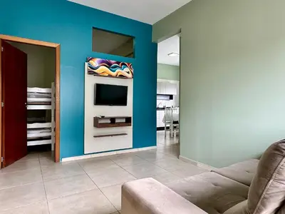 Uma televisão e/ou sistema de entretenimento em Residencial Leão 355 - Apartamentos econômicos - 15min a pé da Praia de Bombas