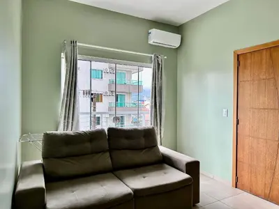 Uma área de estar em Residencial Leão 355 - Apartamentos econômicos - 15min a pé da Praia de Bombas