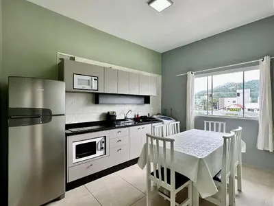 A cozinha ou kitchenette de Residencial Leão 355 - Apartamentos econômicos - 15min a pé da Praia de Bombas