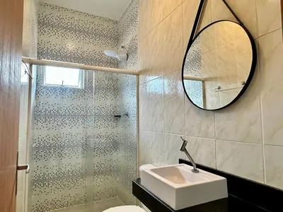 Uma casa de banho em Residencial Leão 355 - Apartamentos econômicos - 15min a pé da Praia de Bombas