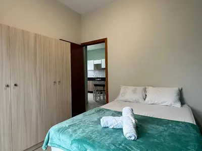 Uma cama ou camas num quarto em Residencial Leão 355 - Apartamentos econômicos - 15min a pé da Praia de Bombas