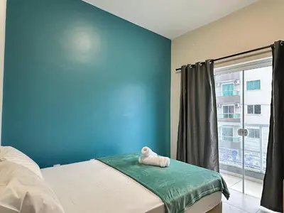 Uma cama ou camas num quarto em Residencial Leão 355 - Apartamentos econômicos - 15min a pé da Praia de Bombas
