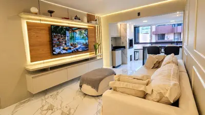 Uma televisão e/ou sistema de entretenimento em Apto dos Famosos - Conforto e Exclusividade em Meia Praia