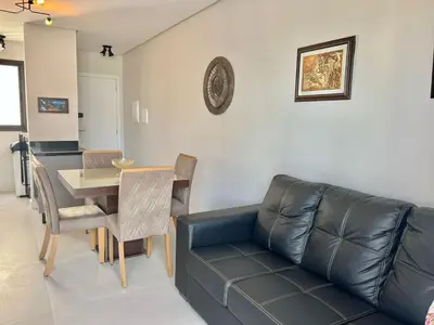 Uma área de estar em Lindo! Apto na praia de Palmas! BI02I