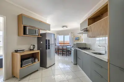 A cozinha ou kitchenette de Apto Vista Mar 3Q e Garagem 130m da Praia ROR0002