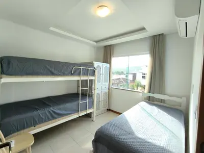 Uma cama ou camas num quarto em Apartamento em Bombinhas