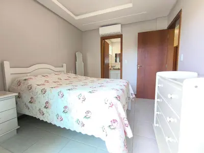 Uma cama ou camas num quarto em Apartamento em Bombinhas