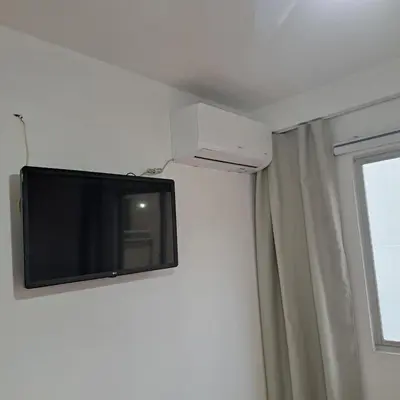 Uma televisão e/ou sistema de entretenimento em Balneário Camboriú