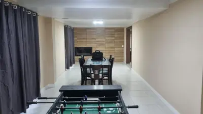 Uma televisão e/ou sistema de entretenimento em Sitio Terra Nova
