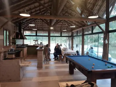 Uma mesa de bilhar em Sitio Terra Nova