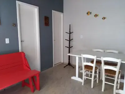 Uma área de estar em Ótima Casa em Itapema SC