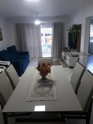 Uma área de estar em Lindo apartamento próximo a praia em Itapema - SC!