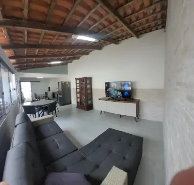 Uma televisão e/ou sistema de entretenimento em Casa da Sil com garagem, ar, wifi, perto Expocentro