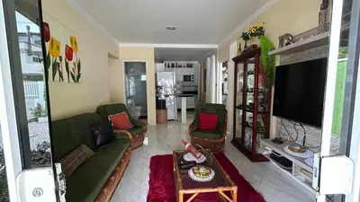 Uma televisão e/ou sistema de entretenimento em casa espaçosa para ate 10 pessoas em Bombinhas