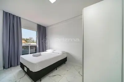 Uma cama ou camas num quarto em Lindo apartamento na praia de Mariscal