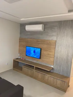 Uma televisão e/ou sistema de entretenimento em Apto 3 quartos a 70 metros da praia de Palmas SC