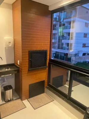 Uma televisão e/ou sistema de entretenimento em Apto 3 quartos a 70 metros da praia de Palmas SC
