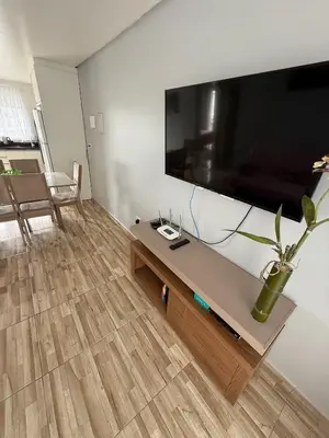Uma televisão e/ou sistema de entretenimento em Hospedagem da Marli