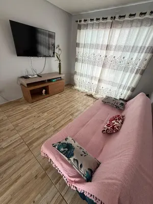 Uma televisão e/ou sistema de entretenimento em Hospedagem da Marli