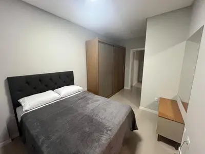Uma cama ou camas num quarto em Apartamento Novo - Próximo a Praia - Shopping Meia Praia