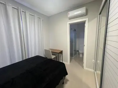 Uma cama ou camas num quarto em Apartamento Novo - Próximo a Praia - Shopping Meia Praia