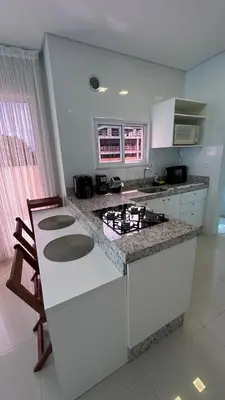A cozinha ou kitchenette de Apartamento Novo - Próximo a Praia - Shopping Meia Praia