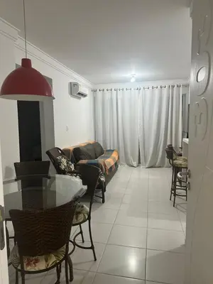 Uma área de estar em Apto 2 quartos Recanto do cardeal em Bombas