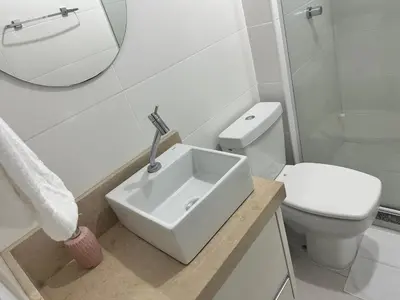 Uma casa de banho em Apto 2 quartos Recanto do cardeal em Bombas