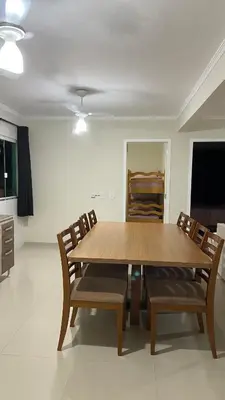 Uma televisão e/ou sistema de entretenimento em Casa com piscina
