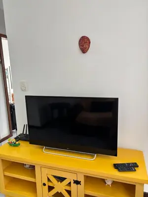 Uma televisão e/ou sistema de entretenimento em Amplo Apê VIsta para o Mar de Bombas