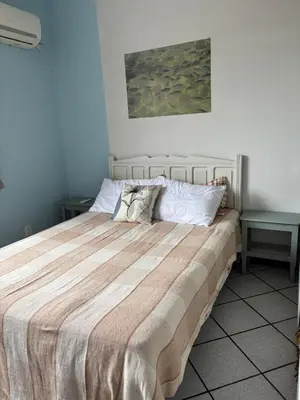 Uma cama ou camas num quarto em Amplo Apê VIsta para o Mar de Bombas
