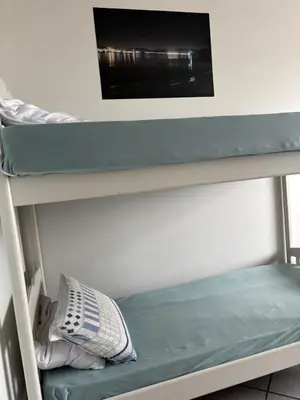Uma cama ou camas num quarto em Amplo Apê VIsta para o Mar de Bombas
