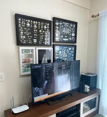 Uma televisão e/ou sistema de entretenimento em Apartamento 150 metros da praia